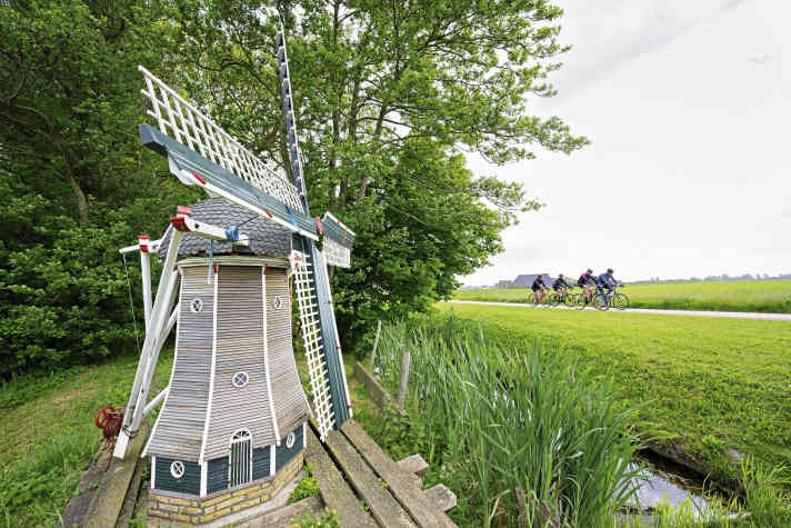 Le trajet sur le plat pays favorise une ambiance détendue - quand le vent ne souffle pas dans la mauvaise direction.