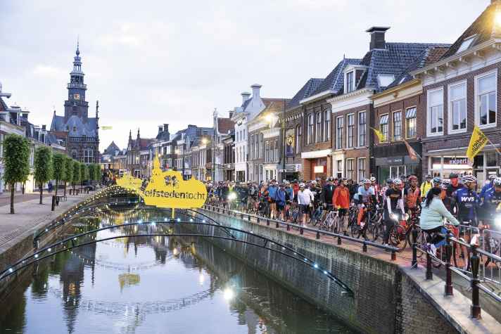 À Bolsward, les participants attendent le départ.