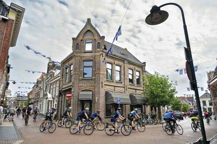 Comme ici à Dokkum, les cyclistes sont régulièrement guidés à travers les villes situées le long du parcours.