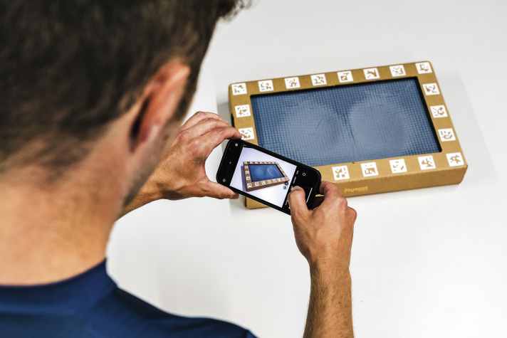 Posedla Smiling Butt Kit: Für den Maßsattel von Posedla wird ein Gesäßabdruck in dem Rahmen hinterlassen und anschließend fotografiert; umlaufende QR-Codes und das Schaumraster dienen als Bezugspunkte. Aus den Fotos und diesen Parametern errechnet ein Programm die Druckerdaten. Das Verfahren nennt sich Photogrammetrie. Mit der gleichen Technik werden aus Satellitenfotos dreidimensionale Profile der Erdoberfläche erstellt.