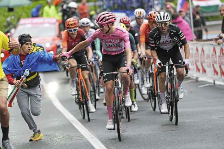 Während die Konkurrenz auf der letzten Rille fährt, hat Pogacar noch Zeit und Muße für Kontakte zu den Fans