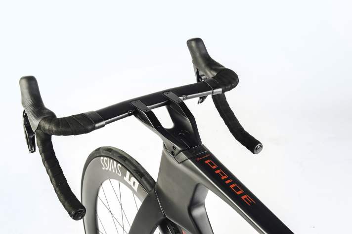 Spezialcockpit mit austauschbaren Spacern am Simplon Pride II