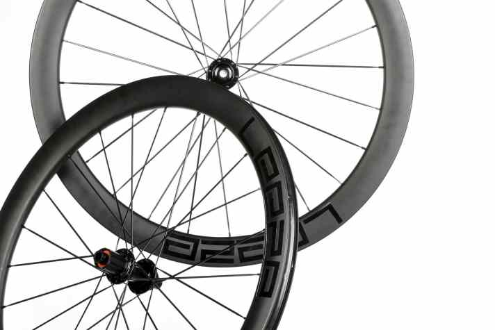 Höherwertige Reifen stehen an erster Stelle, um ein einfaches Rennrad zu verbessern