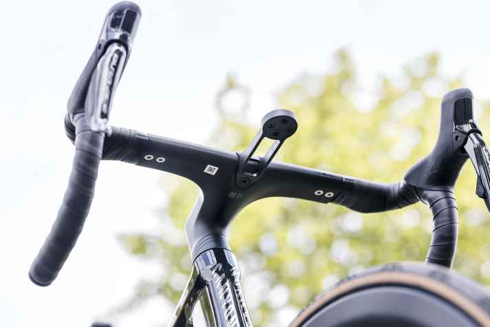 Fully integrated cockpit with height and width adjustment from Canyon