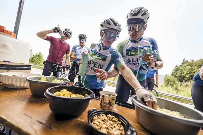 Energie tanken: Nina und Obi versorgen sich an der Verpflegungsstation mit Treibstoff