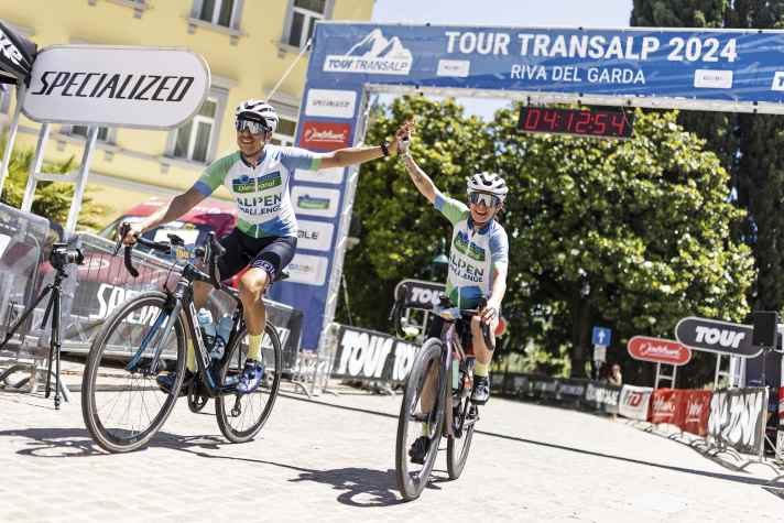 Entspannung: Im Ziel in Riva ist die Freude über das erfolgreiche Rennen groß