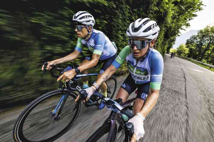 Équipe de course : Nina et Obi ensemble sur le parcours. Entre-temps, chacun roule à son propre rythme