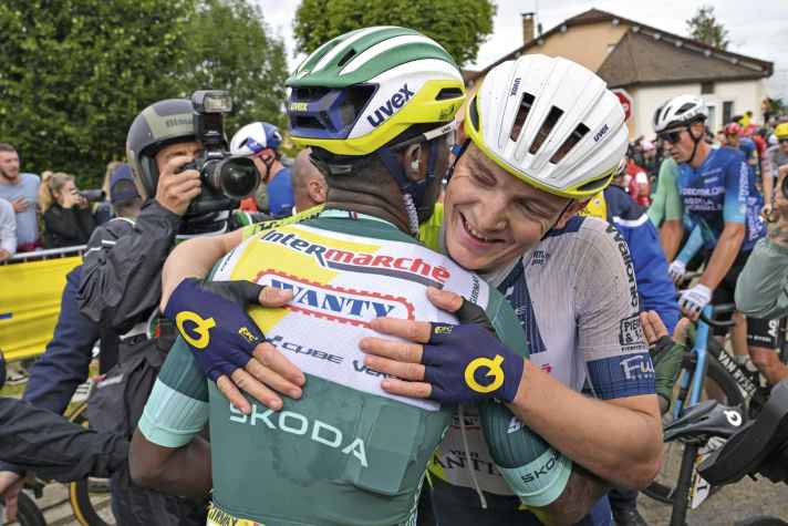 Georg Zimmermann congratulates team-mate Biniam Girmay