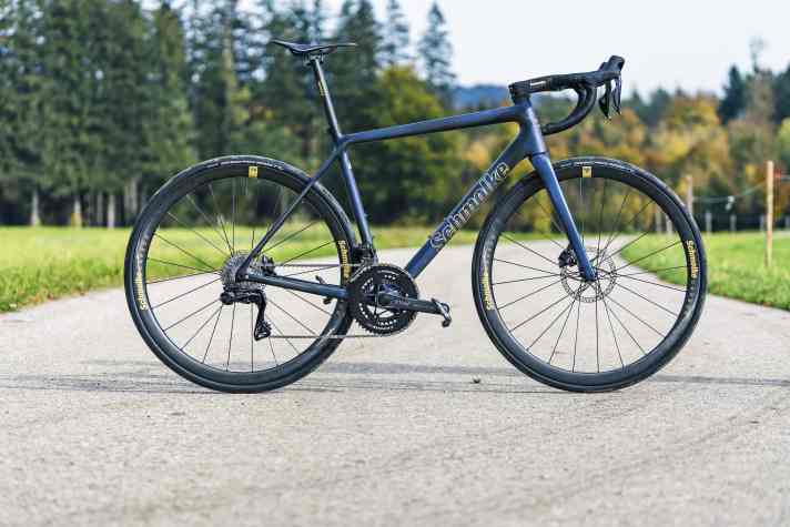 5.4 kilograms for the complete Schmolke carbon road bike