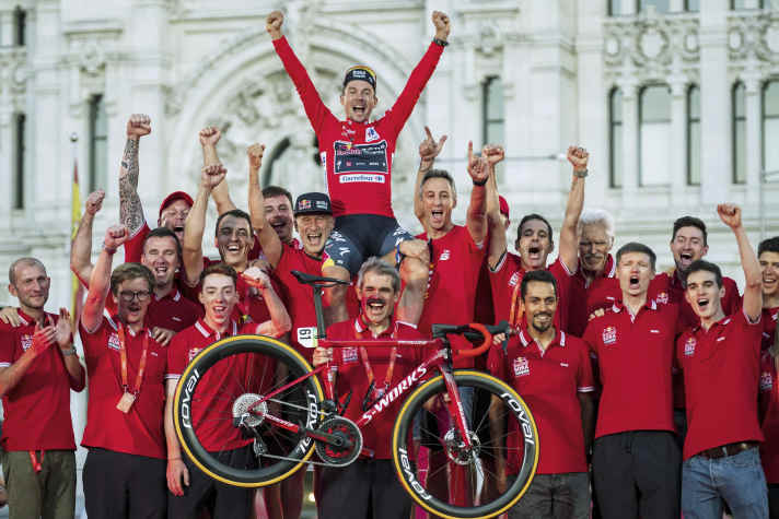 Primoz Roglic et l'équipe Red Bull-Bora-Hansgrohe célèbrent leur victoire sur la Vuelta a Espana