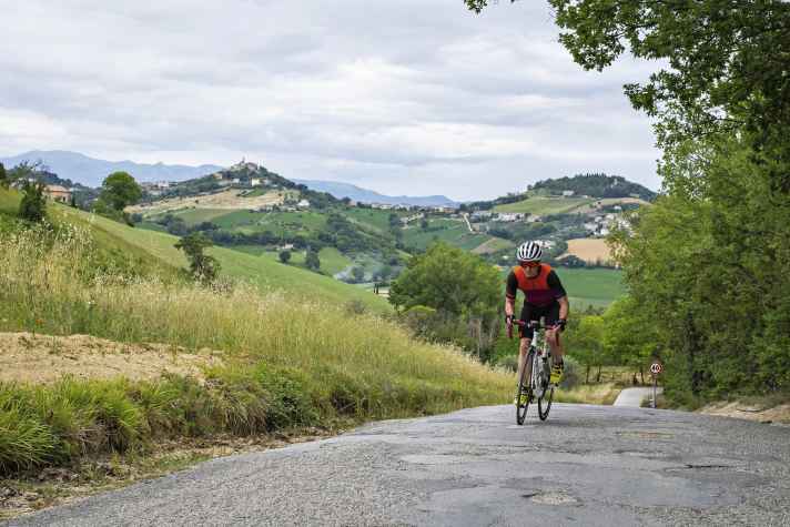In the Marche, as in many regions of Italy, the medieval villages are perched on the hills. This inevitably forces cyclists to do some climbing