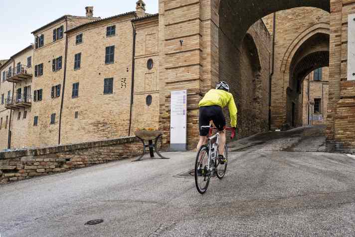 De nos jours, aucune troupe ennemie ne prend d'assaut la vieille ville fortifiée de Montelupone, seulement des cyclistes épuisés à la recherche d'un peu de réconfort.