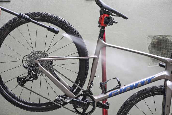 Anschließend wird das Rad abgespült - natürlich von oben nach unten