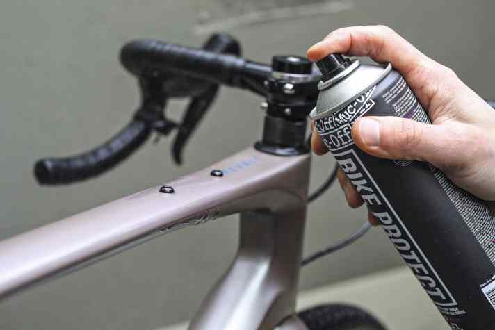 Pour les plus exigeants, il est possible de traiter le cadre avec un spray de protection. Ainsi, la saleté adhère moins bien.