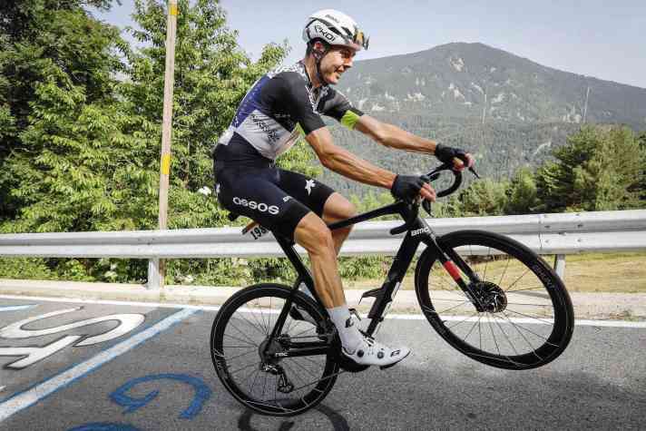 Zugabe: Bei der Tour de France 2021 stellte Walscheid nach getaner Arbeit im Gruppetto einen Rekord im Wheelie-Fahren auf