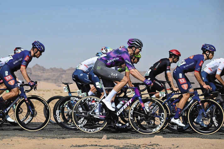 Bien visible : avec sa taille de 1,99 m, Max Walscheid dépasse la plupart des coureurs du peloton, ici lors de l'AlUla-Tour en janvier 2025.