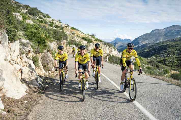 En deuxième ligne ? Niklas Behrens (deuxième à partir de la droite) avec de nouveaux coéquipiers de Visma - Lease a Bike autour de Victor Campenaerts (troisième à partir de la droite)