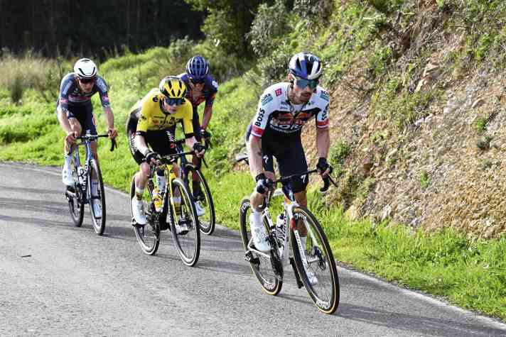 Planning the first Giro start for his German team: Primož Roglič (right)