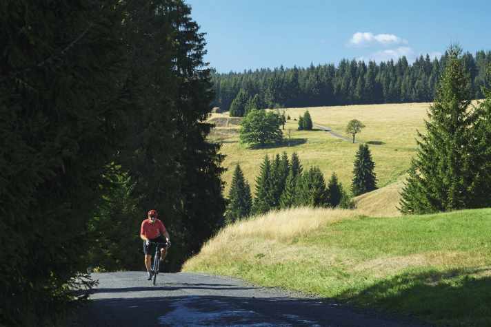 Bindemittel - Die Straße über den Hauptkamm des Erzgebirges durchschneidet das deutsch-tschechische Grenzgebiet