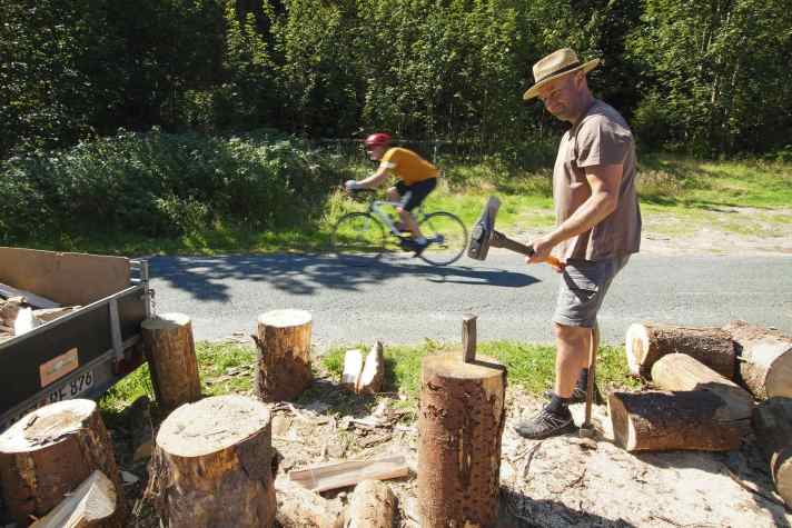 Handarbeit: Holz spalten für den Winter