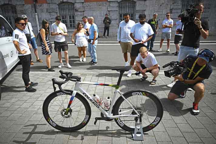 Lors du Tour de France, toutes sortes de médias s'intéressent soudain aux équipements sportifs des coureurs
