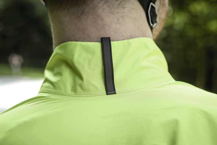 Windabweiser: Bei Gore Wear ist der Kragen schön hoch geschnitten und schmiegt sich elastisch um den Hals; in Rennradhaltung bleibt Zugluft draußen