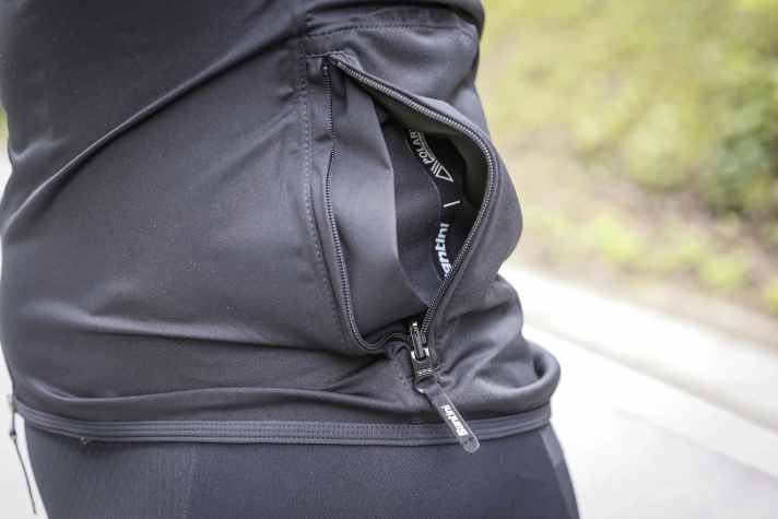 Zugriff: Santini platziert eine kleine Reißverschluss- Tasche clever seitlich über dem Bund. Das erleichtert den Zugriff und hebt die Jacke hinten kaum an