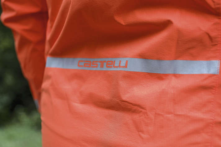 Die orangefarbene Jacke von Castelli mit viel Reflexmaterial ist ein im Wortsinn leuchtendes Beispiel. Unverständlich, dass manche Hersteller ihre Jacken lediglich in Schwarz oder ohne Reflexmaterial anbieten