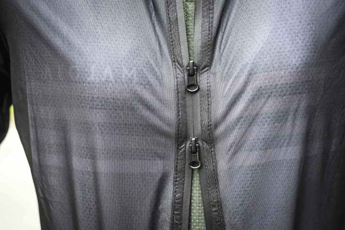 Doppellauf: Ein Zwei-Wege-Reißverschluss wie an der Jacke von Sportful bietet bei der Klimaregulierung Alternativen. Nachteil hier: Die Zipper lassen sich lediglich beidhändig öffnen und schließen