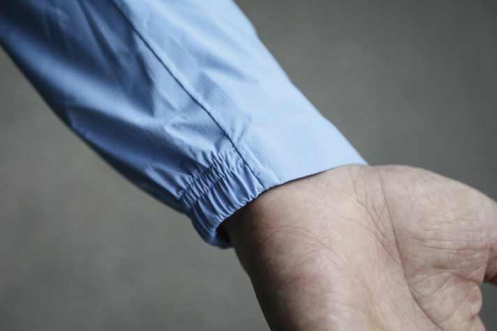 Längenmaß: So soll es sein: Bei Le Col sind die Ärmel schön lang und das Bündchen mit „Flap“ schmiegt sich ums Handgelenk, so dass keine Zugluft eindringen kann