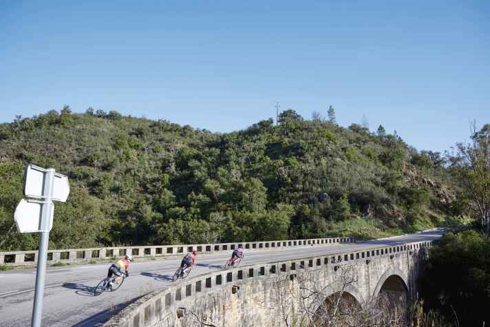 Pittoresque - La route de la Granfondo monte et descend sans cesse et passe par des virages dans un arrière-pays peu fréquenté.