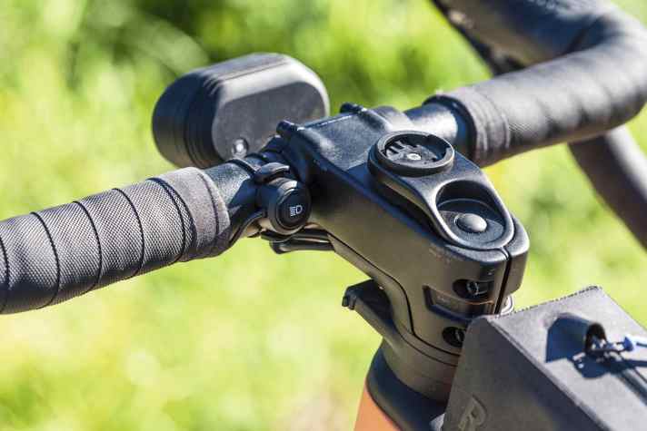 Alles dabei - Navi, Ladebuchse, Scheinwerfer und Fernlichtschalter sammeln sich am Vorbau