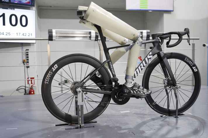 Keine halbe Sache: Der tretende Bein-Dummy bildet die wesentlichsten aerodynamischen Effekte eines Rennrades samt Fahrer im Wind ab