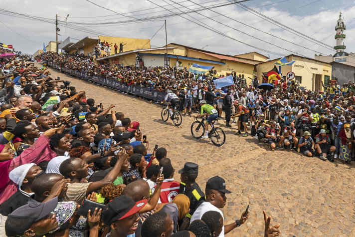 Caisse de rappel - Isaac del Toro (devant) et Tadej Pogačar au Mur de Kigali
