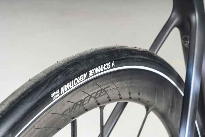 Sensationell: Der neue Schwalbe Aerothan Race spart mehr als 100 Gramm gegenüber einem
konventionellen Gummi