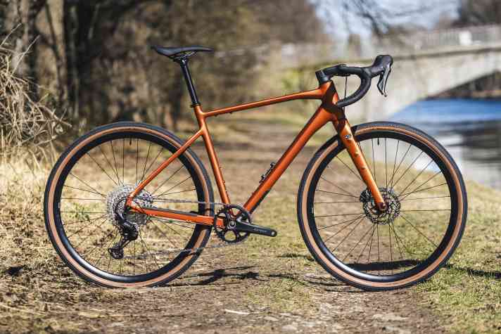Carver Gravel 220 1by: 1600 euros // Weight of complete bike: 11.3 kilos