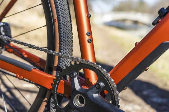 Although the mounted, nominally 45 millimetre wide tyres already exhaust the maximum tyre clearance, there is still room for manoeuvre as they are significantly narrower on the simple aluminium rims.