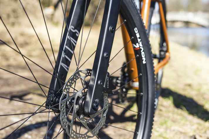 The Focus Atlas 6.7 is well equipped for cycle tours and other adventures. Small racks can be attached to the carbon fork using three eyelets on each side.