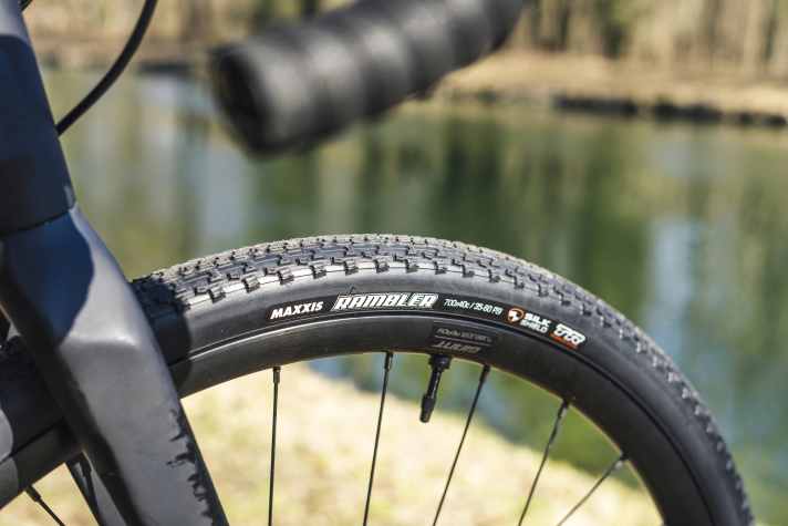 The engineers have even endeavoured to achieve a certain degree of suspension capacity on the fork and handlebars. This means that even with the narrow 40 millimetre tyres, the Revolt is by no means stubborn.
