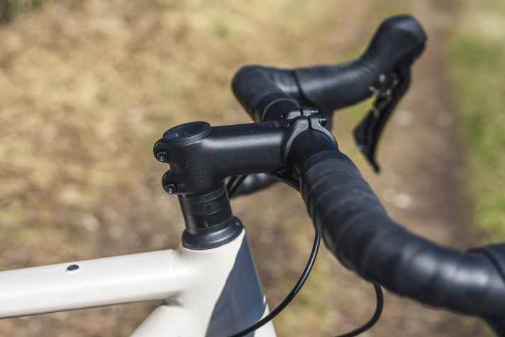 Für einen sportiven Einsatz spricht die im Vergleich relativ gestreckte Sitzposition.