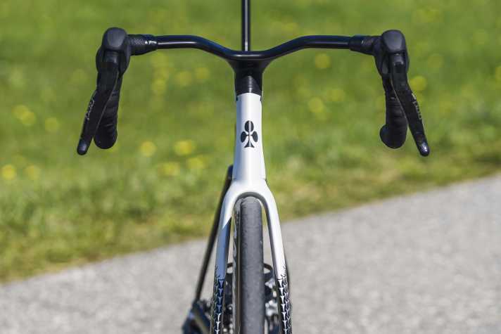 Ready for take-off: Das tragflächenartige Cockpit und extrem filigrane Steuerrohr verleihen dem Y1Rs eine
aggressive Optik