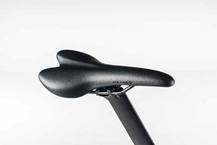 Simple mais confortable : l'apparence de la selle ne correspond pas à celle de l'Arcalis, qui bénéficie par ailleurs d'un équipement haut de gamme.