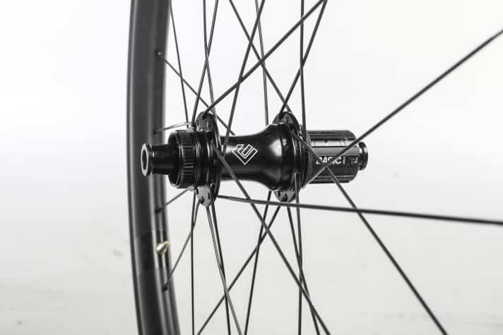 Keine Experimente: Die neu entwickelte Nabe setzt auf bewährte Technik: Sperrklinken-Freilauf und zweifach gekreuzte, gekröpfte Speichen