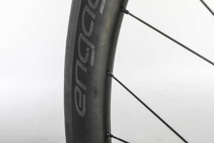 Dezent, aber edel: In den gelaserten Schriftzügen wird die Carbonstruktur sichtbar