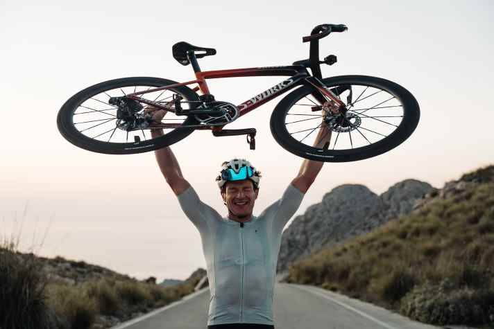 Überglücklich und mit neuer Rekordzeit beendet Frederik Niessen sein Everesting.