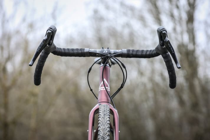 Extreme Ausmaße beim Lenker des Fuji. Während an Gravel-Lenkern die Enden durchschnittlich um 15 Grad ausgestellt sind, sind es beim US-Bike satte 25 Grad