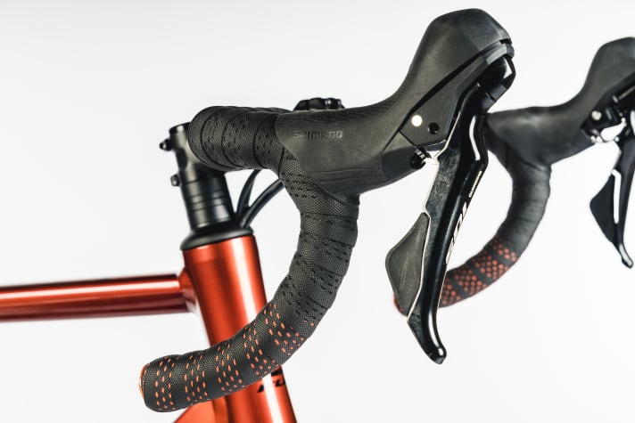 Das Fuji SL-A zeigt sich vor allem am Lenker ruppig, da hilft das dicke Lenkerband nur bedingt