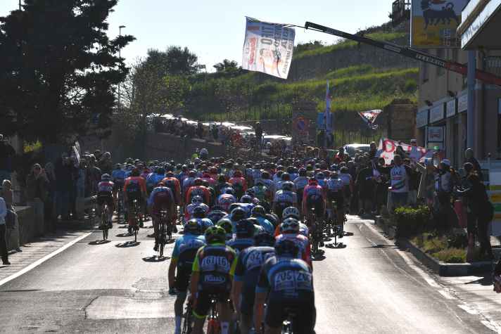Der Capo Mele ist regelmäßiger Bestandteil von Mailand-San Remo. Wird beim Monument des Radsport hier das Finale so langsam eingeläutet, ist der Anstieg auf der 4. Etappe des Giro d’Italia 2024 das letzte Hindernis kurz vor dem Ziel.