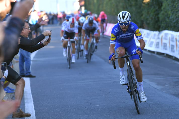 2019 : Julian Alaphilippe attaque sur le Poggio : Michal Kwiatkowski et Peter Sagan (tous deux en arrière-plan) comblent l'écart un peu plus tard.