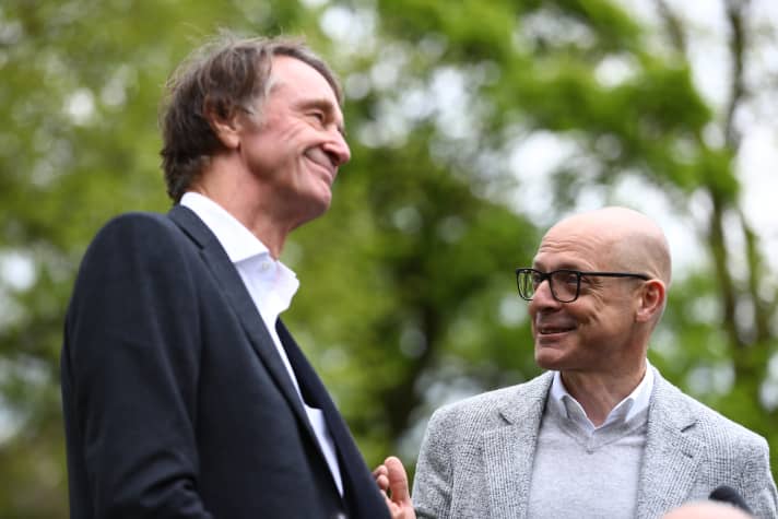 Seit 2019 ist der Milliardär Jim Ratcliffe (l.) der Geldgeber für Ineos Grenadiers. David Brailsford (r.) verantwortet die sportlichen Abläufe im Team.